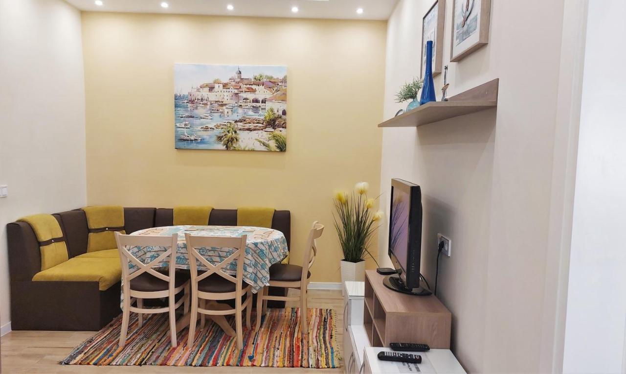 Апартамент Pink & Blue - 2Bdr With Balcony - Wi-Fi Varna Eksteriør billede
