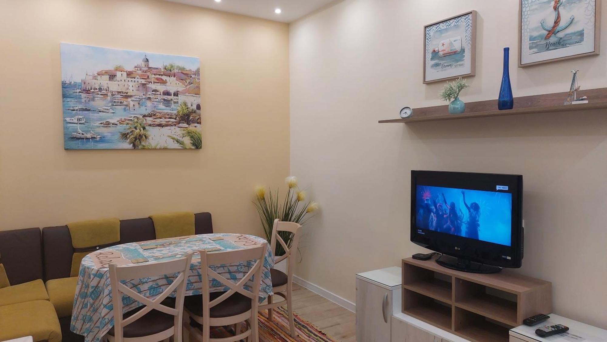 Апартамент Pink & Blue - 2Bdr With Balcony - Wi-Fi Varna Eksteriør billede